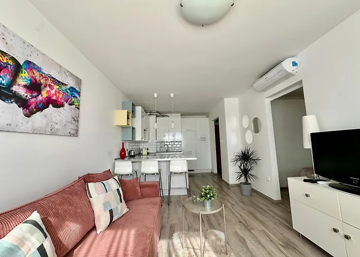 Break - Private Garage, Ac, Balcony *
